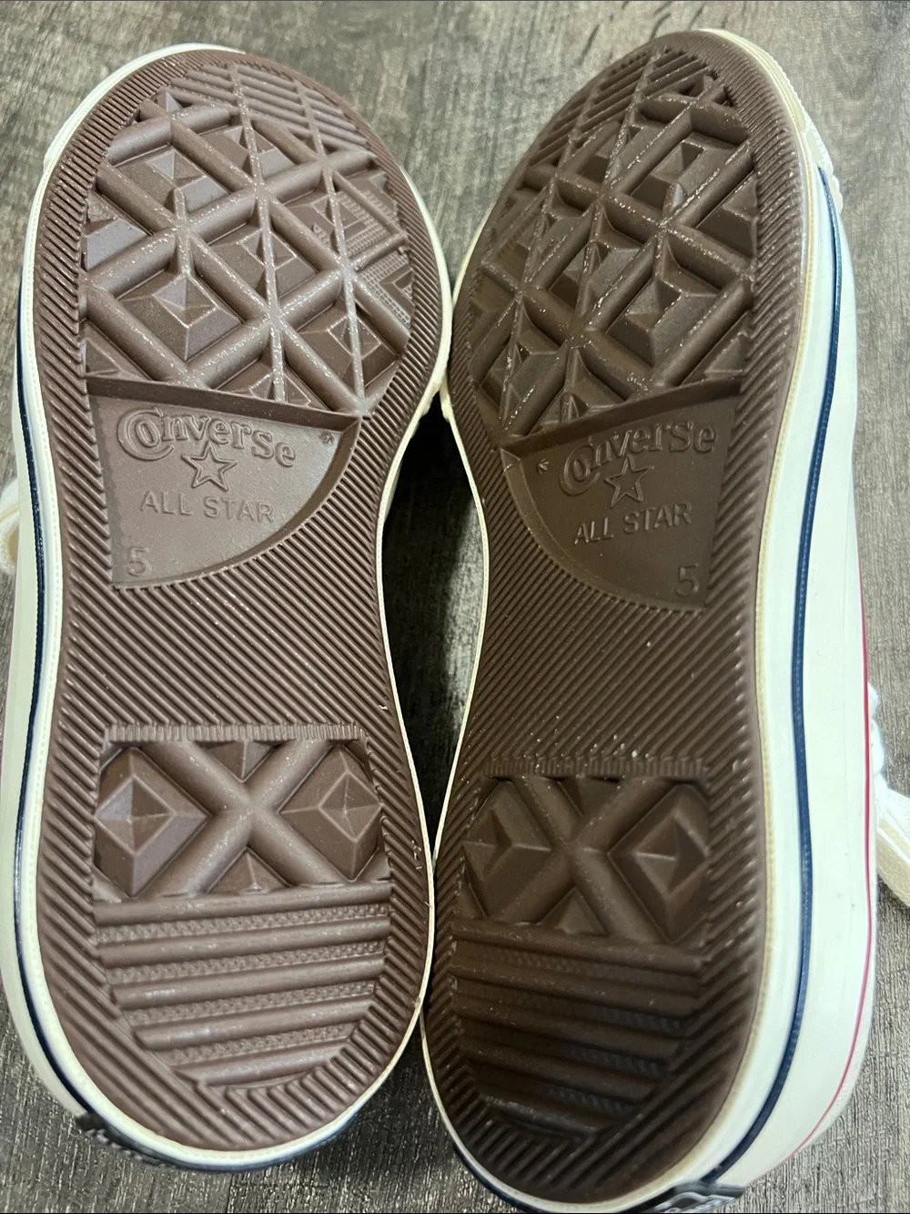 Brand new Converse Low-Top Sneakers with Red trim Size 7 women’s Size 5 mens - Picture 5 of 7